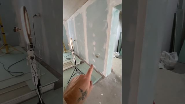 Снимаем старую шпаклевку до гипсокартона.Проверим плоскость и зашьем вторым слоем.Переделка.#Россия смотреть онлайн