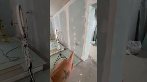 Снимаем старую шпаклевку до гипсокартона.Проверим плоскость и зашьем вторым слоем.Переделка.#Россия