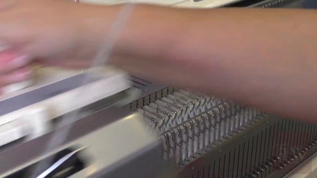 Вяжем джемпер английской резинкой на вязальной машине. Часть 1. Деталь рукава