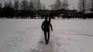 Делает фляг и сальто назад!