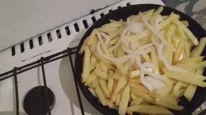 Жареная картошка с луком ,чесноком и зеленью.