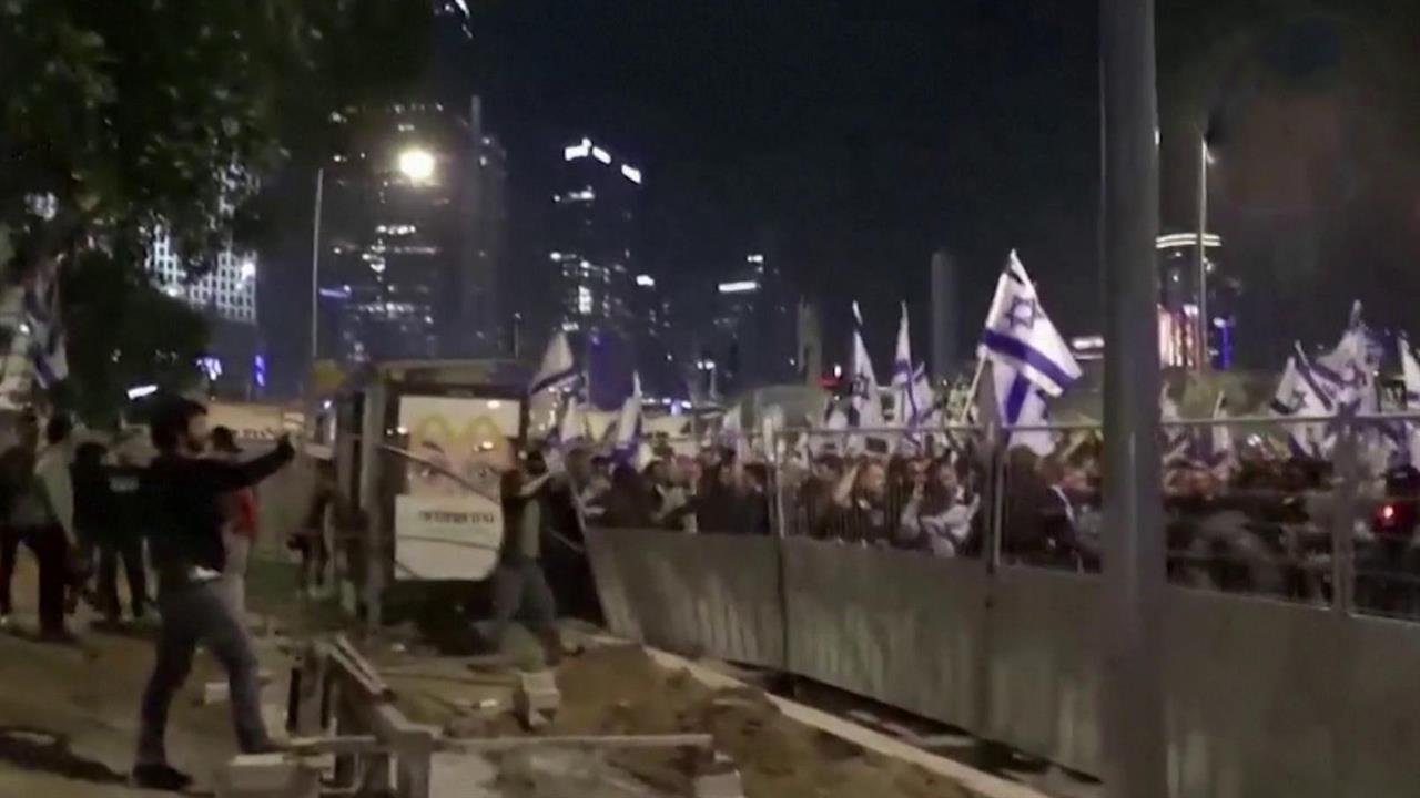 Многотысячный митинг в Тель-Авиве завершился массовыми беспорядками