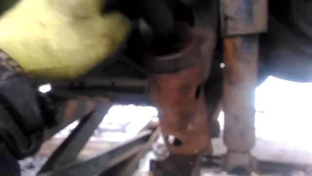 Как просто выбить верхнюю шаровую опору в Т4 смотреть онлайн