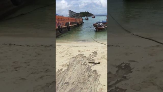 Остров Ко Липе Тайланд Koh Lipe . Sunrise beach . Ремонт лодок . Строительство бамбуковых бунгало