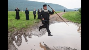 "Владыка Максимилиан прыгает через лужу". Юлия Маковейчук о своем фото