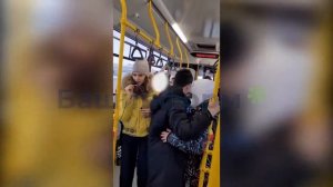 конфликт между группой школьников и кондуктором Башавтотранс  пытается выставить школьника автобуса