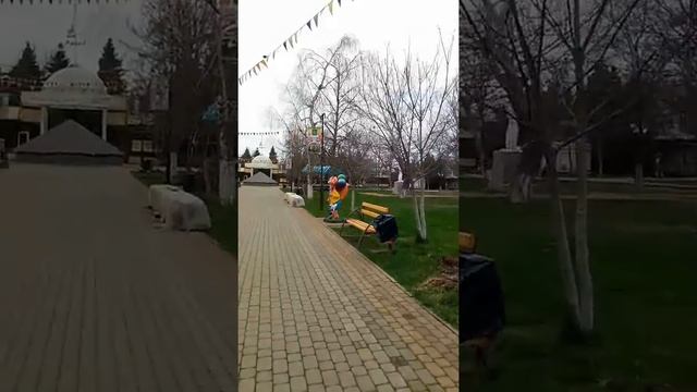 Любимые герои сказок в парке "Дружная семья" в городе Курганинск смотреть онлайн