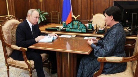 Путин заинтересовался книгой с маршрутами по России и признался, что еще не везде был
