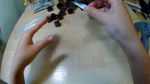 Фоторамка своими руками! Декор фоторамки. Декор фоторамки шишками. Поделка из шишек.