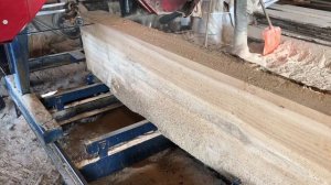 Распил бревна из ясеня на доску образную