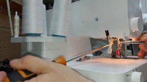 Ремонт коверлока Pfaff-ломает иглы, пропускает строчку