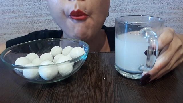 ASMR Mукбанг.Ем глиняные шарики.Хруст.Мурашки.Пью глиняную воду.Белая глина.Ем глину.Сlay balls⭕