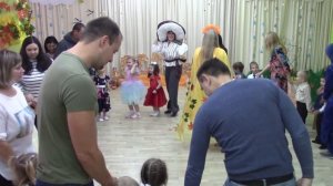 МБДОУ"ДС"Изумрудный город" Осенний утренник в младшей группе "Что у осени в корзинке?"