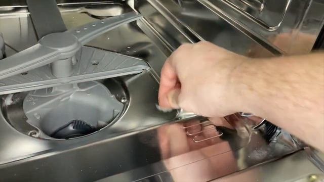 Как убрать разбитое стекло из посудомоечной машины / how to clean up a glass in the dishwasher смотреть онлайн