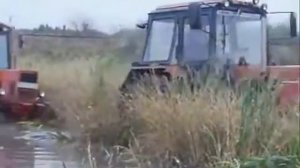 Трактор МТЗ 82 с одноосной телешкой застрял в болоте