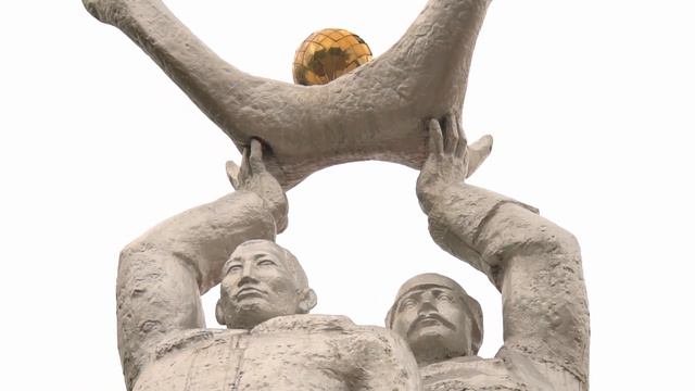 Памятник первооткрывателям золота Алдана М.П. Тарабукину и В.П. Бертину. г. Алдан