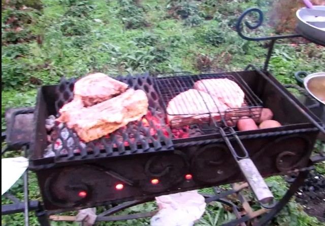 Мясо на углях уренгой. Ужур мясо на углях. Мясо на углях Дружба народов.