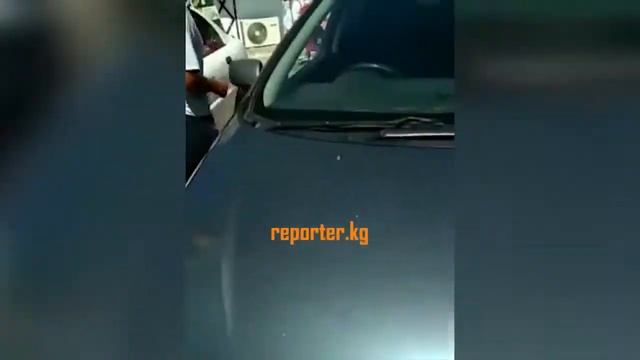 Водитель «Тойоты» припарковался на «зебре» и показал средний палец пешеходам смотреть онлайн