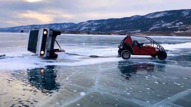 Перевернулся на бок на льду Байкала. Mmc Pajero mk1 смотреть онлайн