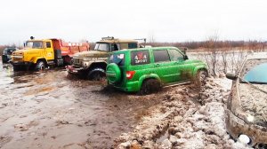 Грузовики и мажоры спасаются из половодья. КРАЗ, ГАЗ 66, ЗИЛ 131, Митсубиши, Нива, УАЗ на бездорожье