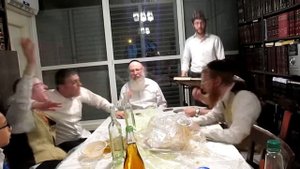 Хасиды празднуют