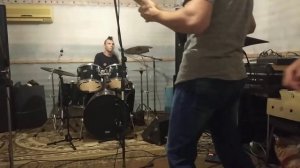Панк рок на электрогитаре и барабанах?