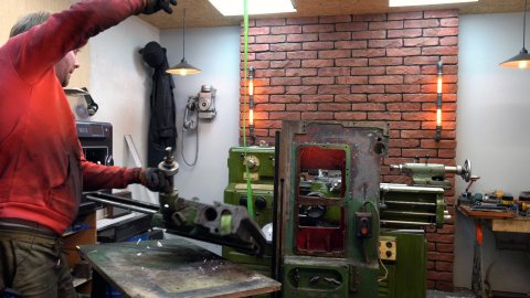 Уронил суппорт 120 кг. Восстанавливаю станок 676 фрезерный станок.