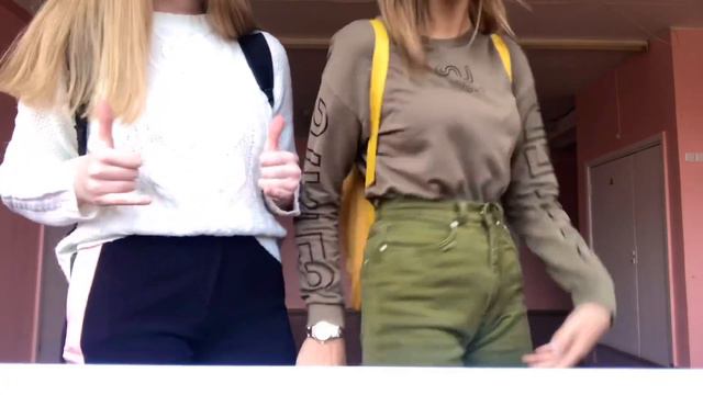 КАЖДЫЙ ДЕНЬ ОДЕВАЮСЬ В РАЗНЫЕ ЦВЕТА И ТВЕРКАЮ🤣 смотреть онлайн