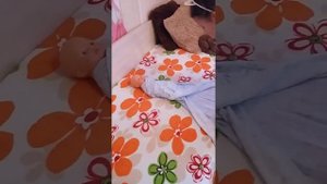 Как правильно пеленать ребёнка на примере куклы