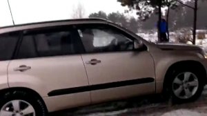Honda CR-V vs Suzuki Grand Vitara по снежным горкам.