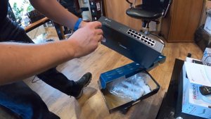 Установил коммутатор TP-Link TL-SF1016DS. Навел порядок с проводами.