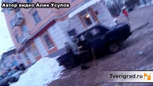 Тверь. Девушка под кайфом разделась в центре города. Real video