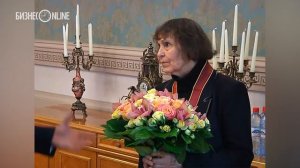 Ильсур Метшин подарил Софии Губайдулиной ичиги и сумку для нот