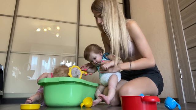 Есения и Тобиах играют в бассейне | Игры с детьми | Play with reborn baby | Play with dolls смотреть онлайн