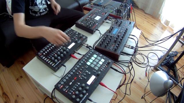 DroneHead - C01 (live techstep session Elektron Octatrack, A4, Analog RYTM+Access Virus TI) смотреть онлайн