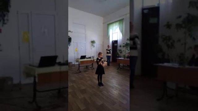 Лора Тасси "Оборванного мишку утешала... " смотреть онлайн