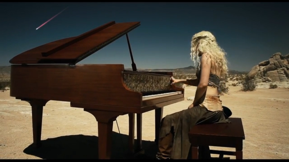 Клип играют на пианино. Косплей пианино. Sonya музыкант.