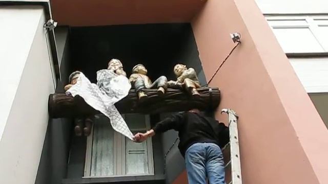 Фигурки над музеем "Невьянская икона" смотреть онлайн