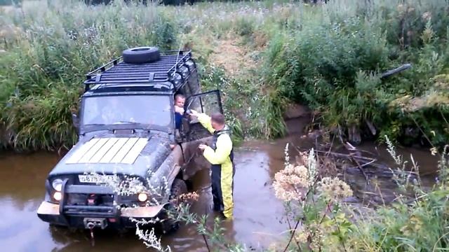 УАЗ и небольшая речка Киров 43 смотреть онлайн