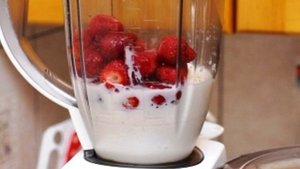 Коктейль с клубникой