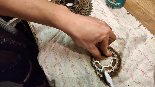 Как просто и быстро очистить звезды кассеты велосипеда. смотреть онлайн