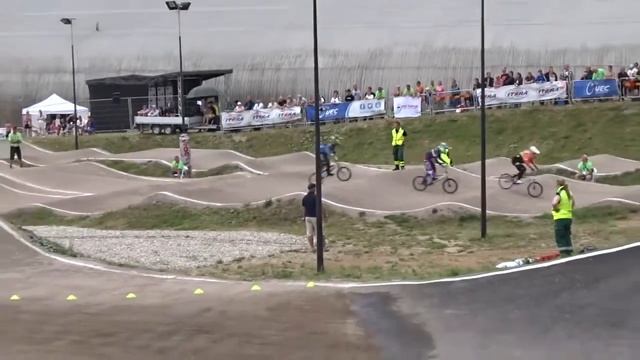 Смотрим гонки на велосипедах.Гонки на BMX+ПРИКОЛЫ. Шокирующие гонки на велосипедах это что-то смотреть онлайн