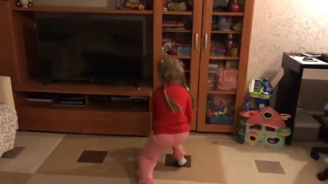 Вика показывает гимнастику и играет на пианино смотреть онлайн