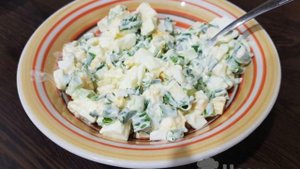 Салат с вареными куриными яйцами, зеленым луком и майонезом
