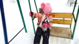 Эмили Фэмили Влог / Играем зимой на детской площадке