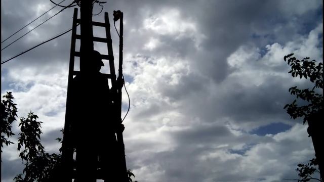 Как обрезать провода под напряжением  Болгаркой