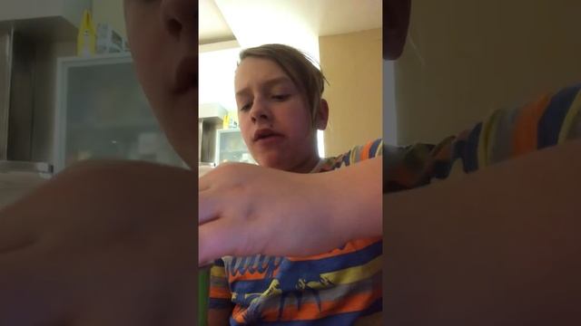 Пробую Pringles со вкусом сметаны и лука из Тайланда смотреть онлайн