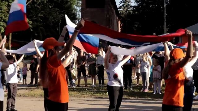 Молодежный флешмоб, посвященный Дню Государственного флага Российской Федерации прошёл в Смоленске смотреть онлайн