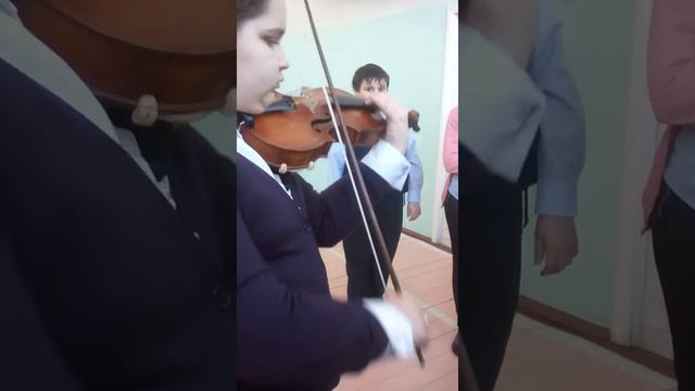 Моя одноклассница играет на скрипке!?