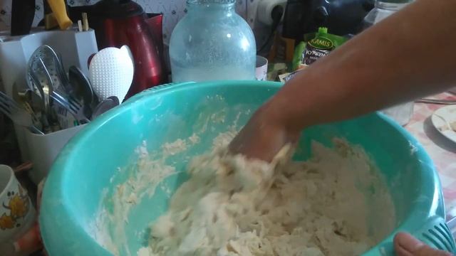 Готовлю тесто для пирогов приезжают гости. смотреть онлайн